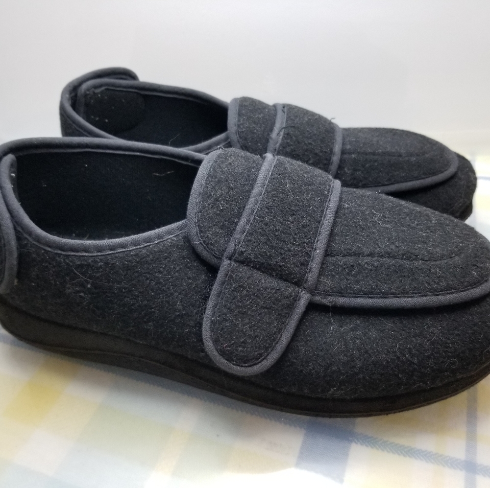 Foamtreads slippers size 8 black